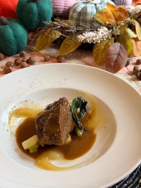 Carrilleras en su jugo del menú de Otoño Gastronómico de Casa Ramirás